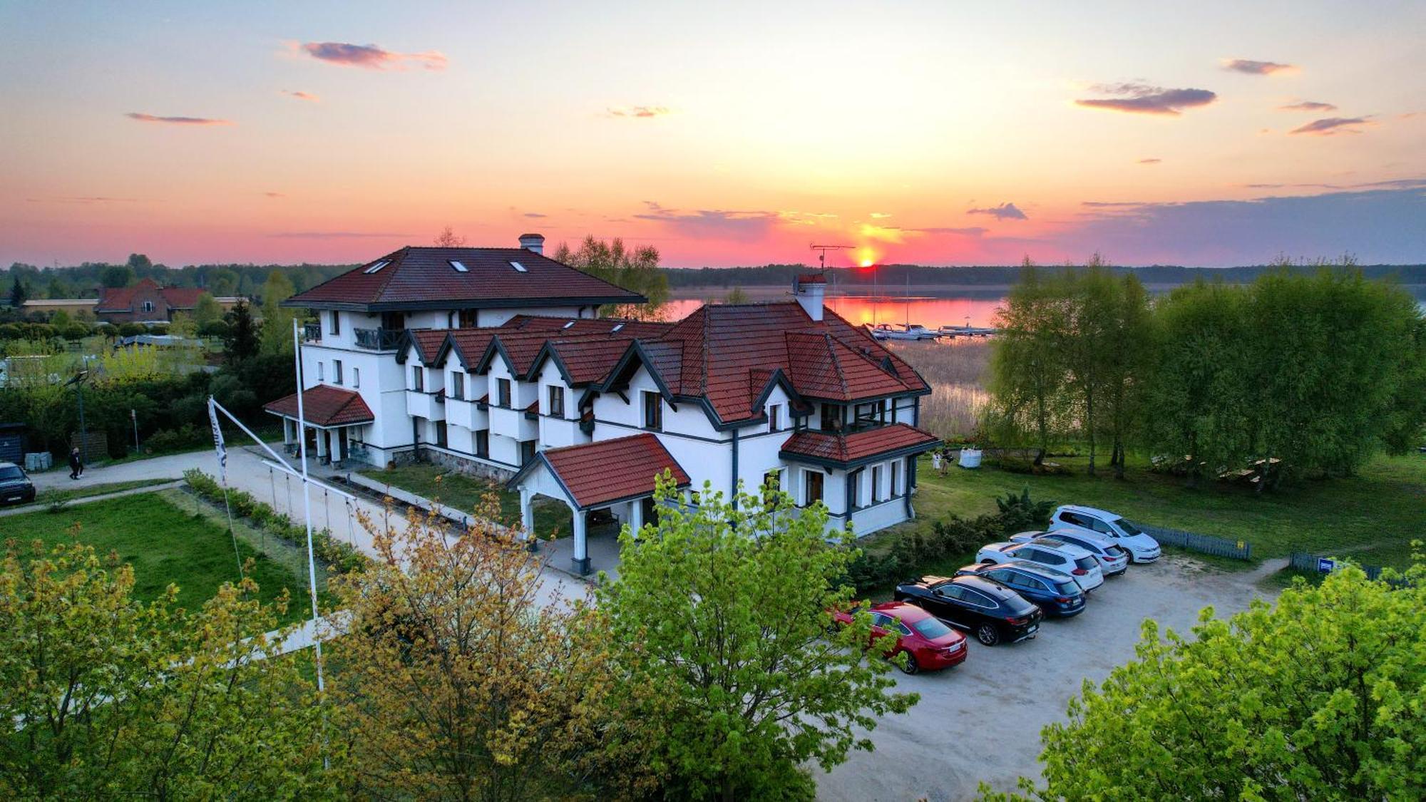 Hotel Joseph Conrad Pisz Buitenkant foto